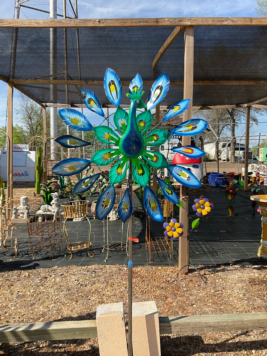 Peacock standing spinner