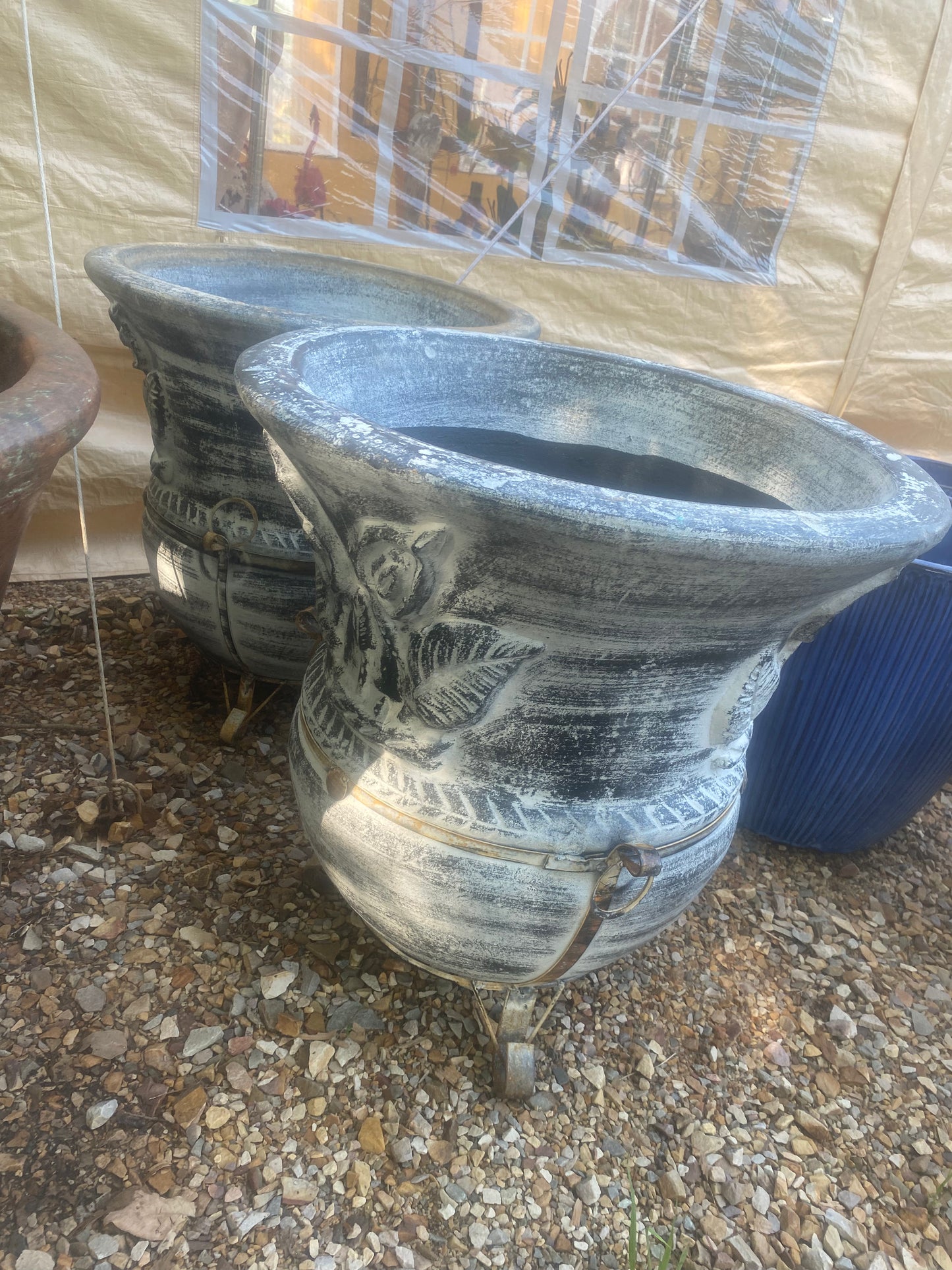 White/black w/flower pot