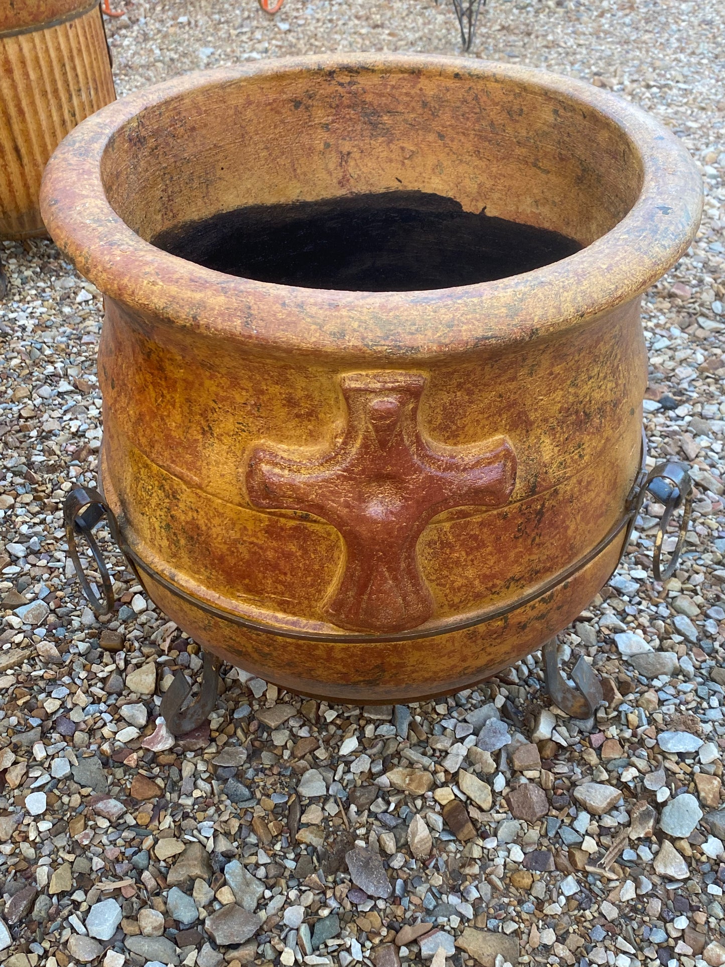 Pot W/Crosses gold