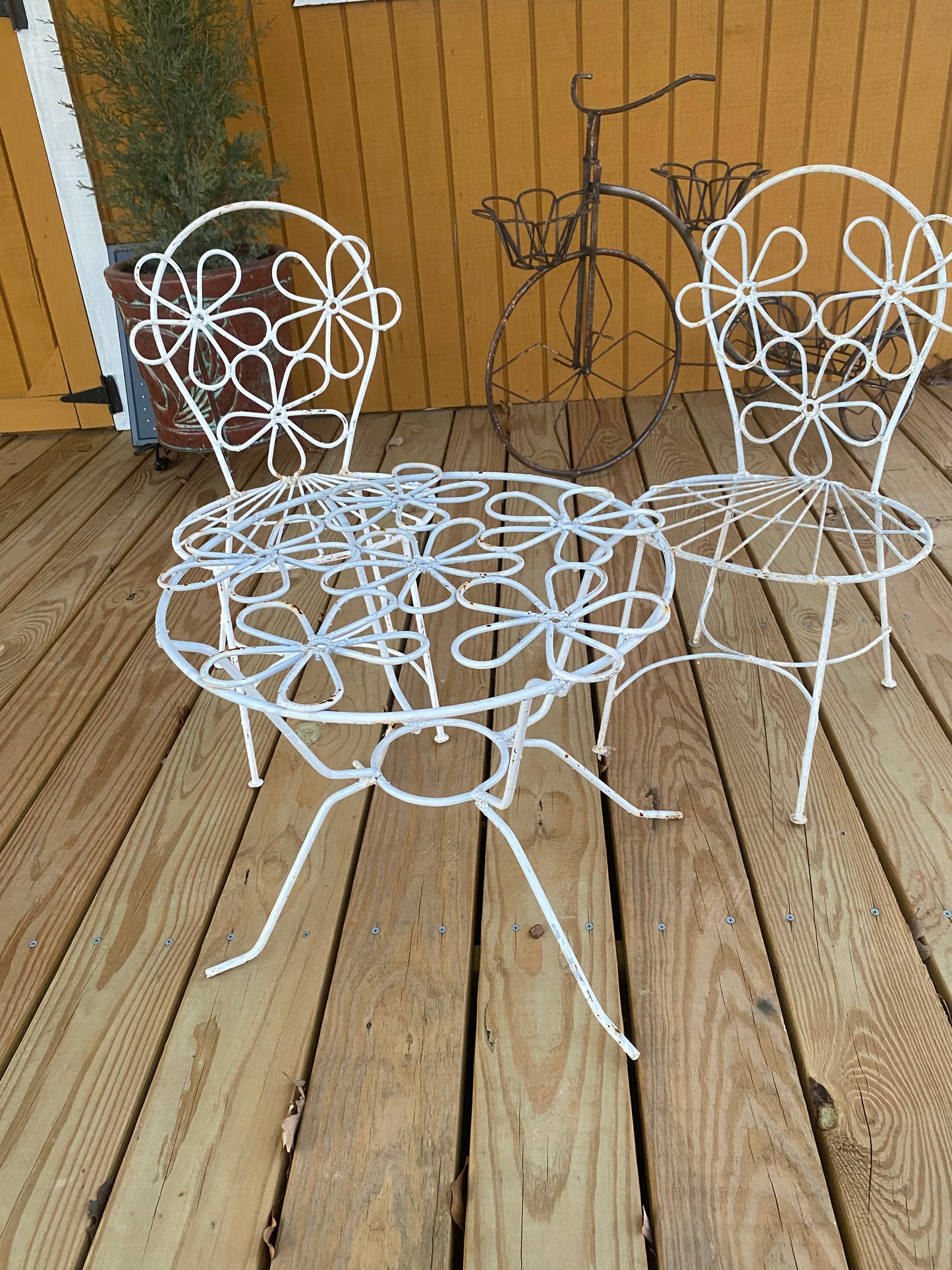 Kids table & chairs